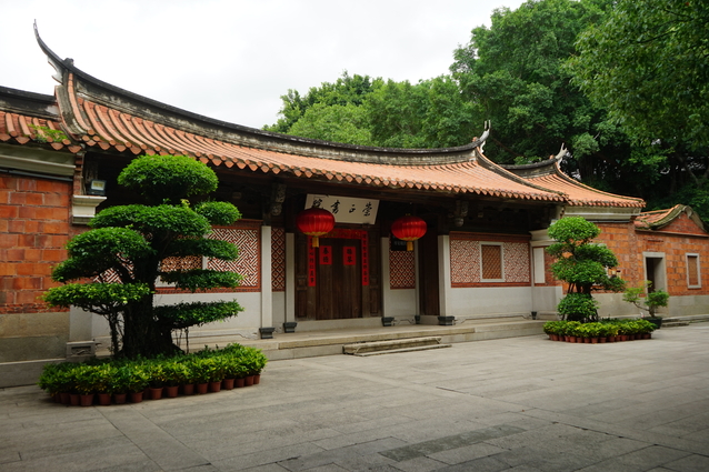 白天散步路过一个书院，觉得极美，大气的门面，两侧小叶榕，还有呈微微弧形的屋脊，视觉上感受到大气之中带了一丝活泼与秀气，闽南传统建筑虽不如山西古建筑的大气磅礴，但多了一份活跃的动感，还有颜色上的轻快明亮，非常喜欢。