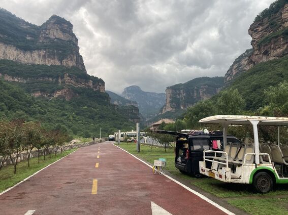 今晚露营地，暴雨过后的太行山上的一个景区停车场