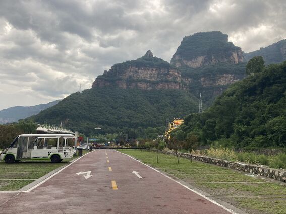 今晚露营地，暴雨过后的太行山上的一个景区停车场