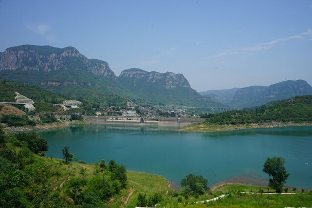 在太行山一号公路望对面山脚