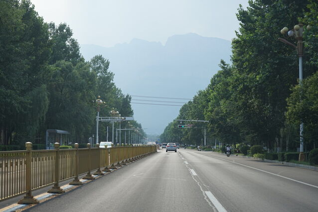 林州的城市道路望太行山